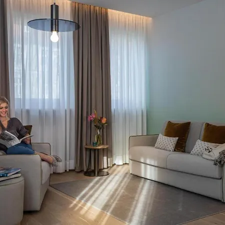 Luxury 2 Bdr Ap Near Center Free Parking Apartment